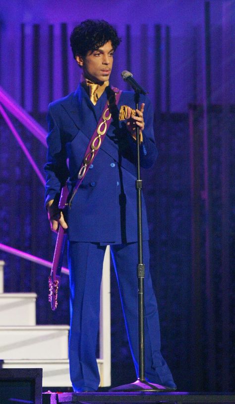 Prince Style and Most Iconic Outfits - Prince Dead at 57 Years Old Prince Style Outfits, Prince Style, Purple King, Prince Clothes, Prince Images, Sheila E, Prince Tribute, Iconic Outfits, Rip Prince