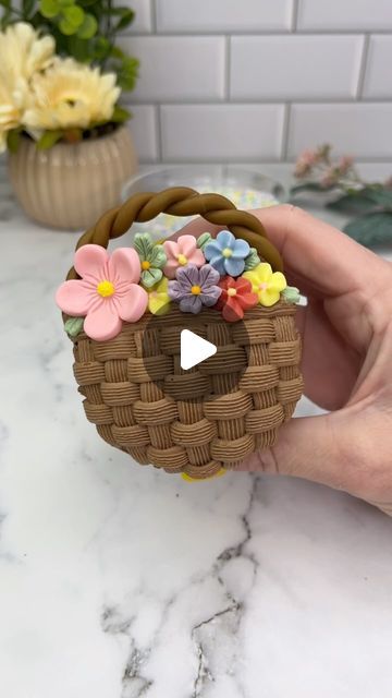 Rachel Lindsay on Instagram: "Make a flower basket with me 🌸🌼

I used chocolate buttercream and piping tip 46 for the basket weave 🤎 The flowers are  icing decorations from @wiltoncakes 🌼 I made the handle with brown fondant and secured it by pushing it into the cupcake 🧁 

#cupcake #cakedbyrach #cakeart #cakedesign #flowerbasket #pipingskills #floral" Brown Fondant, Icing Decorations, Piping Tip, Cake Decorating With Fondant, Floral Cupcakes, Decorating Cakes, Cake Bakery, Cupcake Designs, Decorator Icing