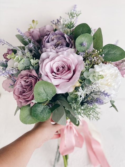 Dusty Rose Bouquet, Lavender Wedding Centerpieces, Lavender Wedding Ideas, Lavender Wedding Bouquet, White Peonies Bouquet, Taylor Wedding, Eucalyptus Lavender, Silk Wedding Bouquets, Roses Peonies