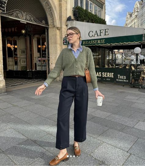 Striped Button Up Shirt Outfit Work, Striped Button Up Outfit, Elodie Romy, Brown Chelsea Boots Outfit, Button Up Outfit, Plus Size Business Attire, Work Ootd, Chelsea Boots Outfit, Casual Work Outfits Women