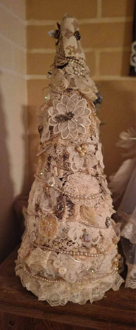 Doily Christmas Tree, Lace Flowers Tutorial, Lace Christmas Tree, Shabby Chic Christmas Tree, Diy Tabletop, Vintage Christmas Crafts, Cone Trees, Vendor Booth, Lace Crafts