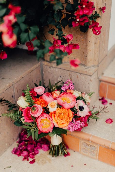 Orange Bridal Bouquet, Bouquet Images, Boda Mexicana, Palm Springs Wedding, Bougainvillea, Coral Orange, Pink Coral, Junebug Weddings, Bridal Flowers