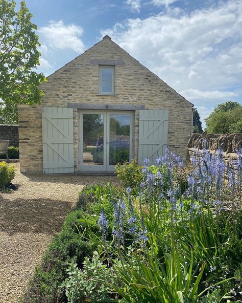 Sims Hilditch Interiors on Instagram: “☀️ B A N K H O L I D A Y W E E K E N D ☀️ We were lucky enough to see the sun at the studio this week. Although short lived, it was a…” Barn Conversion Interiors, Sims Hilditch, Country Cottage Interiors, Cotswolds Cottage, Timeless Interior, Dream Life House, Countryside House, Spring Landscape, Garden Centre