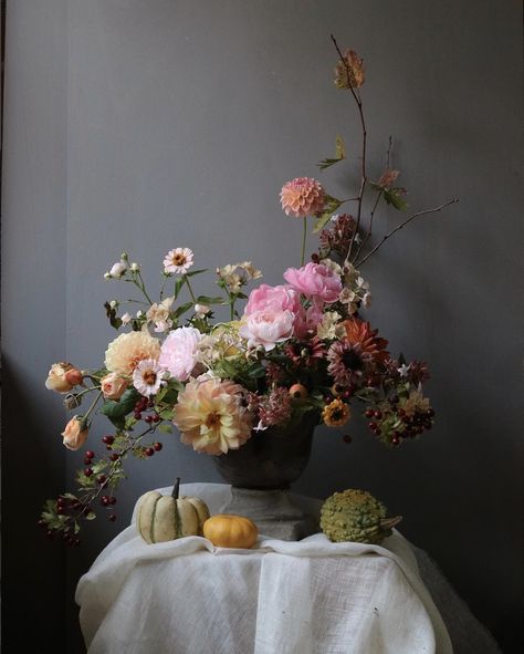 Floral Arranging, Vase Arrangements, Flower Inspiration, Flowers Arrangements, Deco Floral, Seasonal Flowers, Floral Ideas, Floral Inspiration, Flower Arranging