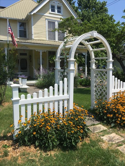 Arbor Front Of House, Front Yard Arch Entrance, White Fence With Flowers, Picket Fence With Arch, Picket Fence With Arbor Gate, Victorian Backyard, White Picket Fence With Arbor And Gate, Tall White Picket Fence, Garden Arches