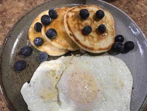 Everyone has been loving the 2-ingredient bagels and 2 ingredient pancakes, but a fellow Weight Watchers member said she was allergic to bananas! So she created this recipe for 1 1 Point Pancakes, Ww Pancakes, Small Pancakes, Weight Watchers Cheesecake, Weight Watchers Pancakes, Ww Breakfast, Plats Weight Watchers, Recipe For 1, Weight Watchers Recipes Desserts