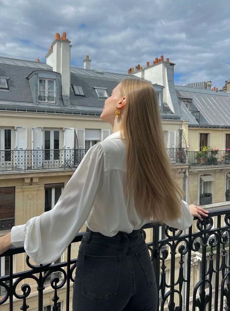 How to Airy Dry Your Hair the French Way 2023 French Hair Accessories, French Hair Products, French Haircare, French Hairstyles, Best Hair Conditioner, Air Dry Cream, Loose Buns, Towel Dry Hair, Air Dry Hair