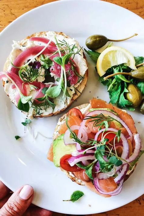 Diy Bagels, Breakfast Brunch Buffet, Bagel Bar, Brunch Nyc, Lox And Bagels, Brunch Bar, Healthy Brunch Recipes, Brunch Decor, Champagne Brunch