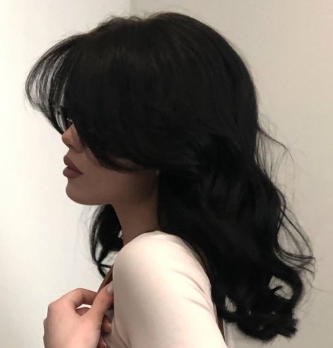 Black Hair Bangs, Pretty Hair Cuts, Dark Black Hair, Black Wavy Hair, Black Hair Aesthetic, Black Hair Dye, Jet Black Hair, Penteado Cabelo Curto, Long Black Hair