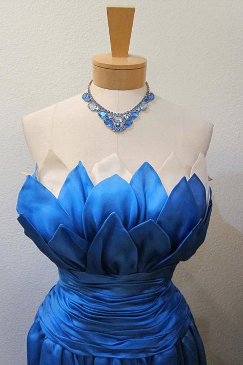 Vintage silk flower petal blue white silk by LAVintageMercantile, $107.00 WOW!!!!!! Lotus Inspired Dress, Lotus Outfit, Blue Fairy Costume, Rose Petal Dress, Flower Petal Dress, Petal Dress, Blue Flower Dress, New Look Dresses, Pixie Hollow