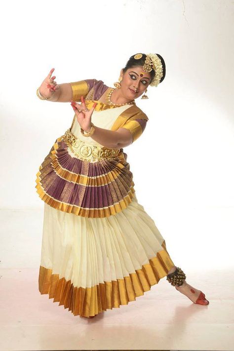 Mohiniyattam Painting, Mohiniyattam Poses, Mohiniattam Dance, Kathakali Painting, Bharatanatyam Costume, Bharatanatyam Dancer, Indian Classical Dancer, Dance Forms, Bharatanatyam Poses