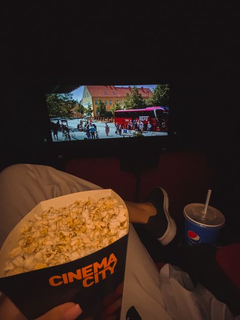 cinema💞movie💞popkorn💞pepsi Night Date Ideas, Cinema Popcorn, Popcorn Chips, Quick Pics, Watching A Movie, Movie Date, Night Date, Cinema Movie, Movie Pic