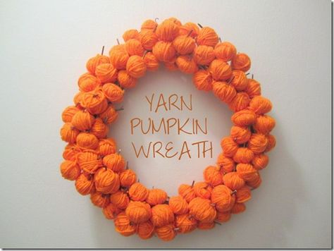 Yarn Ball Wreath, Halloween Mesh Wreaths, Ball Wreath, Diy Halloween Wreath, Witch Wreath, Easy Diy Wreaths, Diy Halloween Decor, Modern Halloween, Adornos Halloween