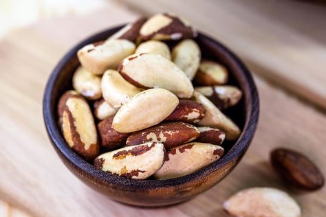 Brazil nuts are a selenium-rich food. Eating just 2 a day supports thyroid function, boosts metabolism and aids in weight loss. Learn brazil nuts nutrition facts. Brazil Nuts Benefits, Nut Benefits, Nuts Nutrition Facts, Selenium Rich Foods, Easy Homemade Granola, Brazil Nut, Granola Recipe Homemade, Brazil Nuts, Nut Recipes