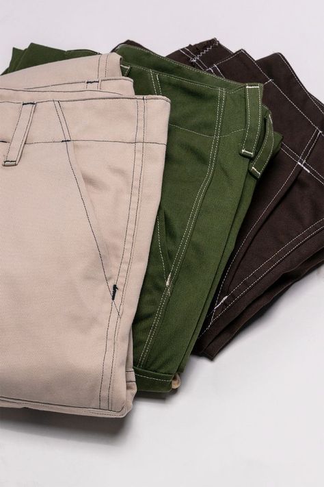 Customize your own Cargo Pants by using different colored thread. Really makes these DIY Pants pop. DIY, Beginner-Friendly Tutorial here: https://youtu.be/4OHXiipYiRE Cargo Pants Diy, Cargo Pants Sewing Pattern, Sweatpants Diy, Simple Sewing Projects, Pants Diy, Pants Tutorial, Sewing Online, Diy Pants, Pants Sewing