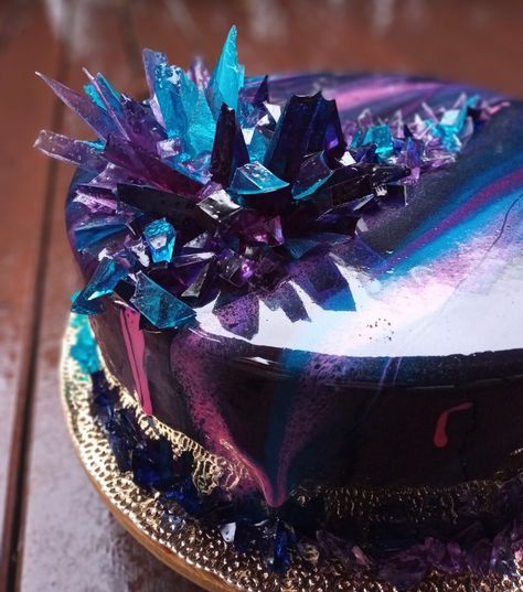 Galaxy Wedding Decor, Galaxy Wedding Cake, Galaxy Mirror Glaze Cake, Galaxy Mirror Glaze, Mirror Glaze Wedding Cake, Galaxy Birthday Cake, Gourmet Candy Apples, Planet Cake, Glaze Cake