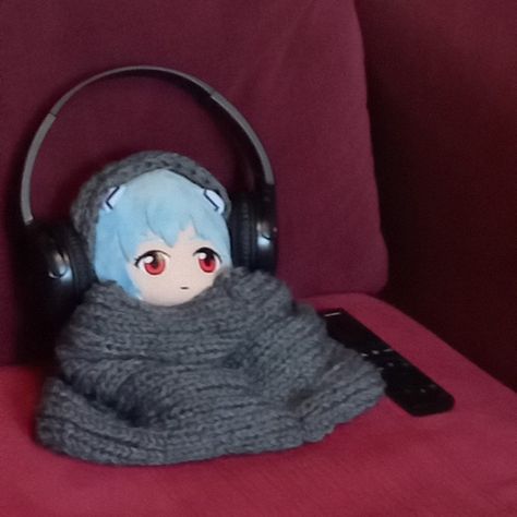 rei plush listening to music Rei Plush Pfp, Rei Ayanami Plush, Rei Ayanami Pfp, Rei Plushie, Rei Pfp, Hello Kitty Pinata, Rei Evangelion, Rei Plush, Afro Samurai