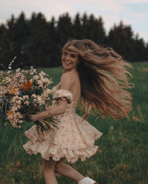 Whimsical Flower Photoshoot, Boho Floral Photoshoot, Brigerton Photoshoot Ideas, Tea Party Senior Pictures, Fairy Tale Senior Pictures, Nature Birthday Photoshoot Ideas, Romantic Senior Pictures, Photo Shoots With Flowers, Photo Shoot Ideas Flowers