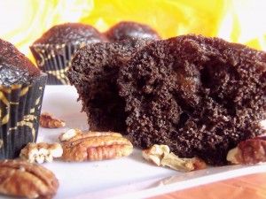 chocolate pecan muffins close up Pecan Brownies, Chocolate Decadence, Pecan Muffins, Fat Food, Sweet Potato Bread, Chocolate Muffin, Muffin Tops, Muffin Man, Chocolate Party