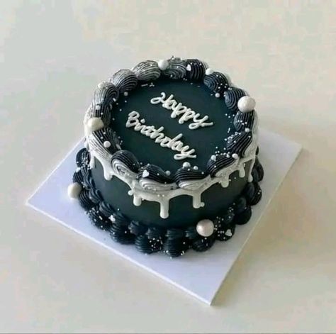 Vintage Cakes For Men, Birthday Cake Inspiration Men, Birthday Cake Dark Blue, 19th Birthday Cake For Boys, Cake Birthday Aesthetic Boy, Cake Hitam, Black And Blue Cake, Men’s Round Birthday Cake, 30 Cake Ideas