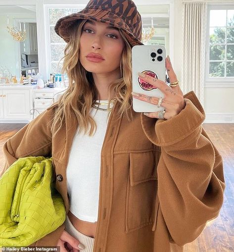 Hailey Baldwin Street Style, Hayley Bieber, Hailey Rhode Baldwin, Estilo Madison Beer, Hailey Bieber Outfits, Hailey Bieber Style, Hailey Baldwin Style, Cropped Flare Pants, Quoi Porter