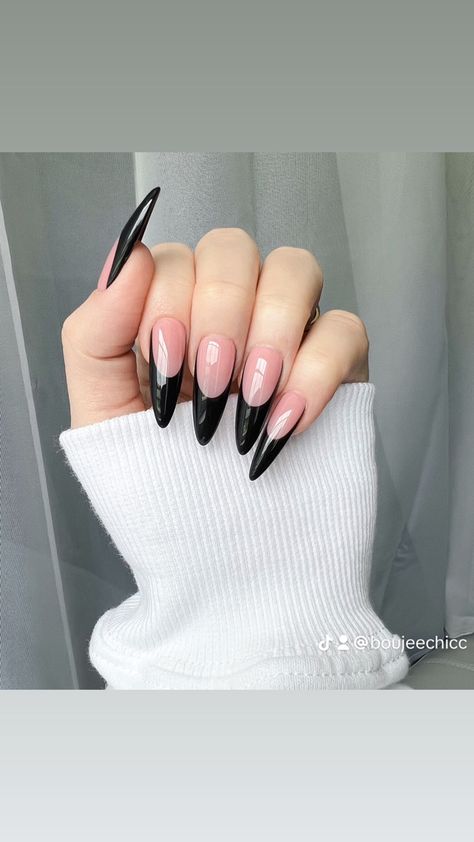 Blavk french almond nails Almond Nails Reverse French, Black French Tip Almond, French Almond Nails, French Almond, Black French Nails, Black Almond Nails, Long Almond, Black French Tips, Black French