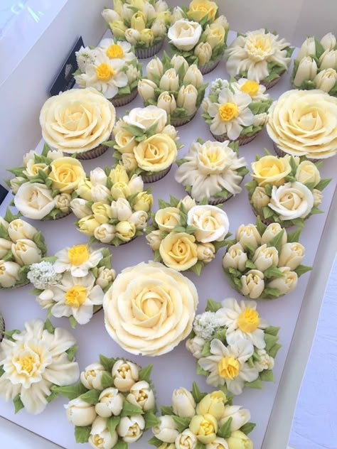 Yellow Flower Cupcakes, Cupcakes Flores, Garden Cupcakes, Flower Cake Design, Cupcake Boutique, Yellow Cupcakes, Pretty Cupcakes, Cake Flower, Cupcake Cake Designs