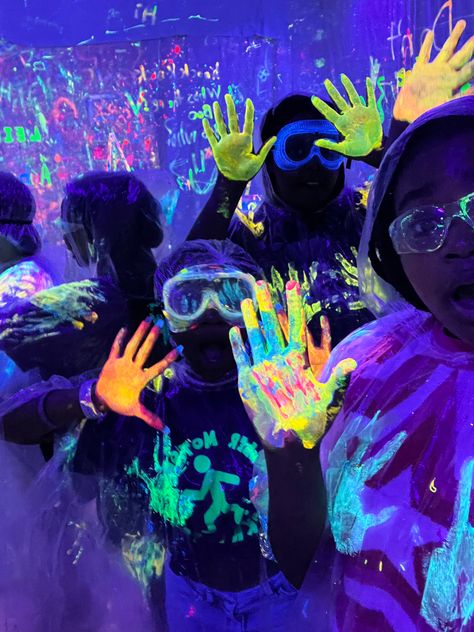 Glow In The Dark Neon Birthday Party, Thirteen Birthday Party Ideas, Glow Paint Party, Neon Paint Party, Rave Theme, 17th Birthday Party Ideas, Neon Face Paint, Glow In Dark Party, Neon Birthday Party