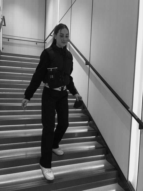 Dickies 874 Outfit Girl, Dickies 874 Outfit, Stairs Aesthetic, Dickies 874, Nike Airforce 1, Matilda Djerf, Vest Style, Zara Outfit, Poses Photography