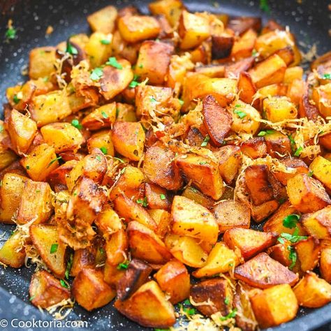 These Pan-Fried Parmesan Potatoes are deliciously seasoned and have the perfect crust. Golden brown and covered with melted Parmesan, you'll love the tasty flavors of this dish. Fried Red Potatoes, Cheesy Potato Side Dishes, Tasty Potato Recipes, Garlic Parmesan Potatoes, Fajita Vegetables, Fried Breakfast, Parmesan Potatoes, Garlic Potatoes, Veggie Delight