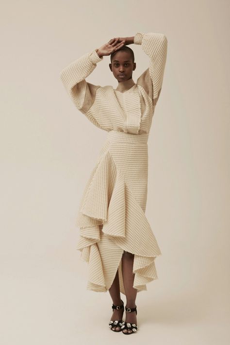 Mode Origami, High Fashion Poses, Bouchra Jarrar, Mode Editorials, Fashion Model Poses, To Wear, Couture Mode, Poses References, Mode Design