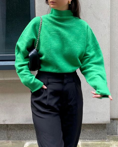 SHANNON V KENYON on Instagram: “You’ll find me living in this outfit” Green Sweater Outfit, Sweater Outfit Ideas, America Outfit, Lazy Style, Green Turtle, Pullover Outfit, Sweater Outfit, Women Hoodies Sweatshirts, Short Sleeved Sweaters