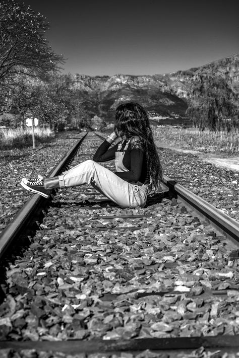 Senior Pictures Railroad Tracks, Train Track Poses, Railway Photoshoot, Railroad Track Pictures, Railroad Photoshoot, Mom Photo Shoots, Railway Photography, Track Pictures, Lake Photoshoot