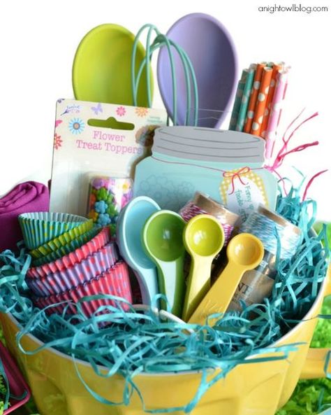 Easter Basket Alternatives, Homemade Easter Baskets, Easter Basket Themes, Creative Easter Baskets, Yellow Basket, Raffle Basket, Easter Basket Ideas, Raffle Baskets, Themed Gift Baskets