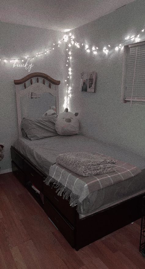 Twin Bed Rooms Ideas Aesthetic, Simple Christmas Lights, Small Room Ideas, Bed Simple, Aesthetic Bedroom Ideas, Blue Bedroom Decor, Future Room, Small Room Decor, Room Ideas Aesthetic