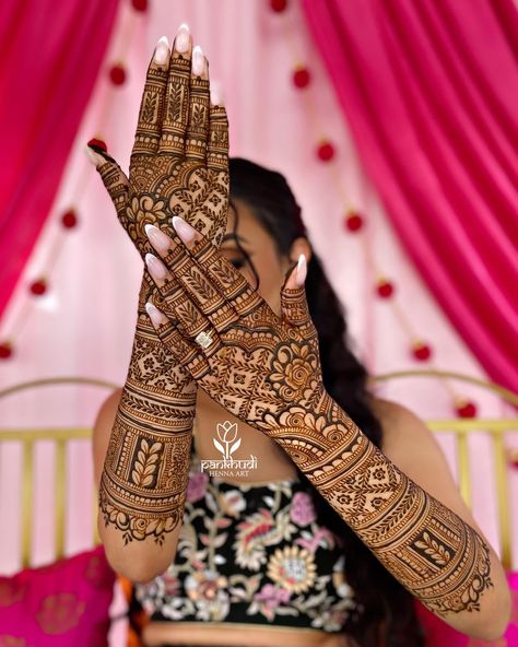 Beautiful Simran’s backhand henna ✨ Decore: @kwcdecor Latest Back Side Mehndi Designs, Bridal Back Side Mehndi Design Latest, Bridal New Mehndi Designs, Mehndi Design For Wedding, Bridal Mehendi Designs Wedding Henna Hands, Bridal Mehndi Designs Back Hands, Mehndi Back Hand Designs, Henna Party Decorations, Bridal Back Hand Mehndi Design