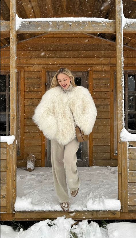 Outfit Winter Ideas, Airport Outfit Winter, Cute Airport Outfit, White Fur Jacket, Ski Chic, Mountain Fashion, Aspen Ski, Apres Ski Outfits, Comfy Travel Outfit