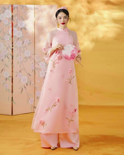 Modern Ao Dai, Ao Dai Vietnam, Shirt And Pants, Dress Clothes For Women, Traditional Dresses, In 3d, Skirt Pants, Fashion Pants, For Girls