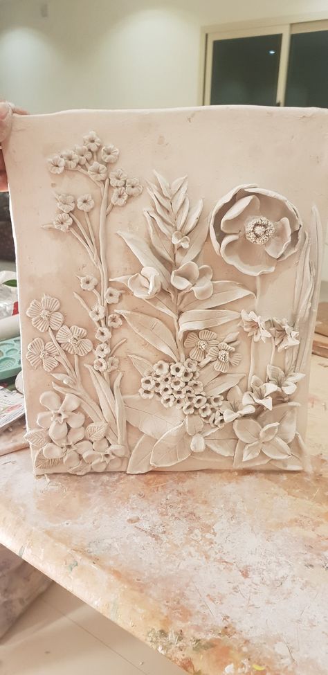 Ceramic Relief Wall Art, Tile Relief Ceramics, Ceramic Relief Art, Flower Relief Sculpture, Ceramic Wall Art Sculpture Clay Tiles, Air Dry Clay Wall Art Diy, Modeling Clay Wall Art, Relief Sculpture Flowers, Clay Plants Sculpture