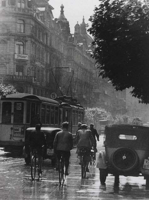 Frankfurt 1930s, Photo: Paul Wolff Pictures Of Germany, Robert Doisneau, Frankfurt Germany, Old Photography, Black And White Artwork, Foto Art, Black White Photos, The Good Old Days, Street Scenes