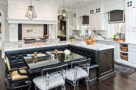 Luxury marble kitchen with l shaped island with built in leather bench seating Island Banquette, Luxury Marble Kitchen, Kitchen Island Booth, Kitchen Island With Bench Seating, Kitchen Booths, Bench Seating Kitchen, Kitchen Island Bench, Kitchen Banquette, Seating Ideas