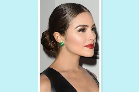 low bun hairstyle on red carpet Middle Part Wedding Hairstyles, Debs Hairstyles, Low Bun Braid, Parted Hair, Formal Hairdos, Hairstyles Buns, Center Part Hairstyles, Low Bun Hairstyle, Buns Hairstyles