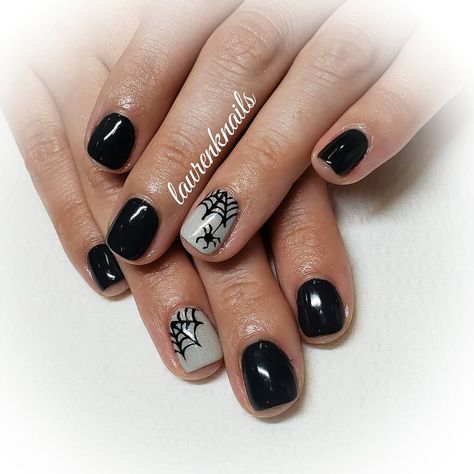 Halloween Shellac Nails, Halloween Nails Spider Web, Nail Art Spider, Halloween Short Nails, Spooky Manicure, Spider Nail Art, Spider Web Nails, Spider Nails, Plaid Nail Designs