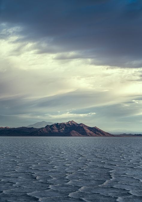 #SalarDeUyuni in Bolivia is the world's largest salt flat, stretching over 10,000 square kilometers. After a rain, it turns into a giant mirror reflecting the sky, creating a surreal, dreamlike landscape. A must-see spectacle! #TravelThursday #UniqueDestinations #FunFact Dreamlike Landscape, Oleksandr Usyk, Giant Mirror, Salt Flat, Wroclaw Poland, Bonneville Salt Flats, Company Identity, Salt Flats, Saturday Afternoon