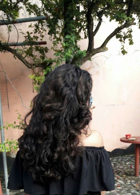 Curly Indian Hair, Healthy Curly Hair, Dark Curly Hair, Black Wavy Hair, Textured Curly Hair, 2024 Goals, Colour Wheel, Graduation Hairstyles, Wavy Curly Hair