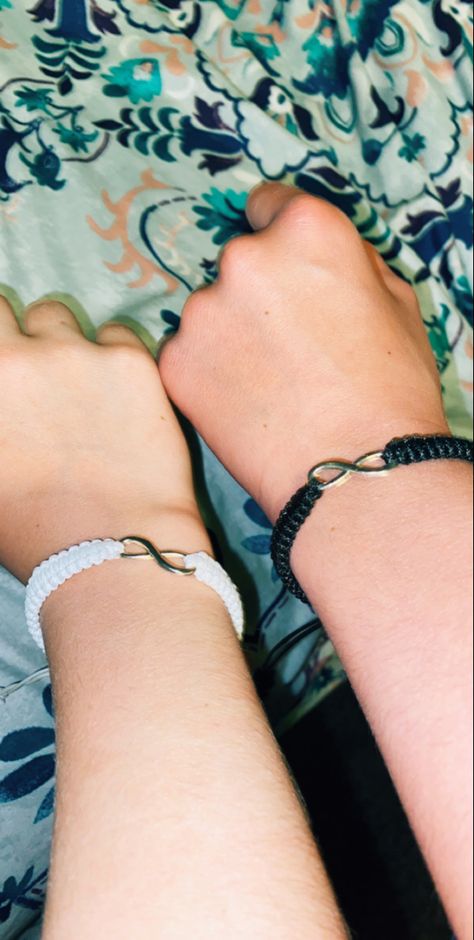 Long Distance Hand Photo, Long Distance Relationship Hands Pic, Ideas For Long Distance Boyfriend, Distance Bracelets Couples, Bracelet For Long Distance, Long Distance Couple Bracelets, For Long Distance Boyfriend, Gifts For Boyfriend Long Distance, Funny Anniversary Gifts