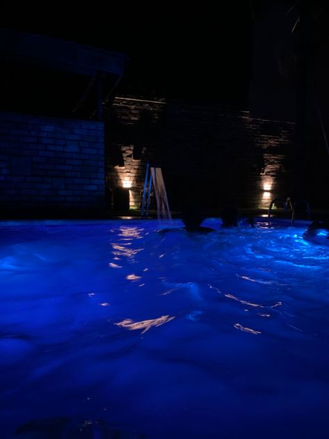 Pool Party Aesthetic Night Luxury, Dark Blue Party Aesthetic, Pool Dark Aesthetic, Blue Pool Aesthetic, Night Pool Party Aesthetic, Pool Aesthetic Night, Dark Blue Pool, Pool Area Ideas, Pool Party Aesthetic