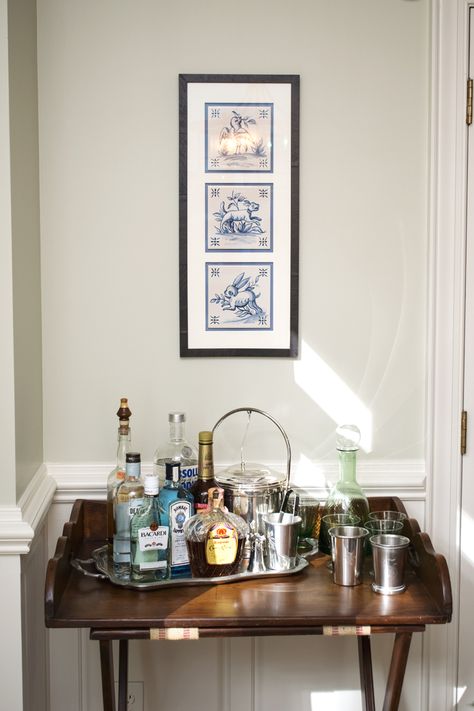 Butler Table Decor, Mirror Bar Tray, Tabletop Bar Setup, Liquor Tray Display Ideas, Bar Cart Dining Room Ideas, Bar Tray Styling Display, Alcohol Set Up For Party, Bar Tray Styling, Liquor Table