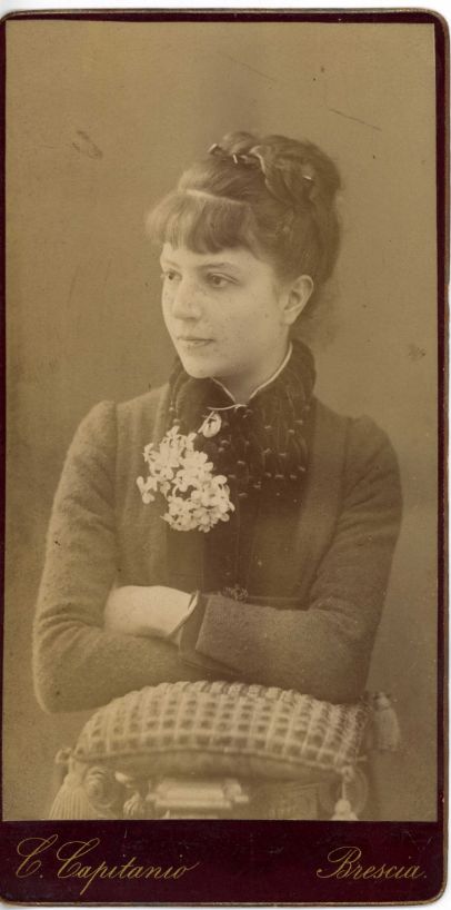 Young woman with braided bun, ca. 1880s 1880s Hairstyles, 1880s Hair, 1890s Hair, Western Hair, Edwardian Hairstyles, Victorian Hair, 1880s Fashion, Early 20s, Cabinet Cards