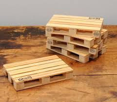 Little pallets made outa Popsicle sticks Pallet Coasters, Popsicle Stick Crafts, Diy Coasters, Coaster Furniture, Diy Furniture Projects, Popsicle Sticks, Wooden Pallets, Craft Stick Crafts, Decoration Table